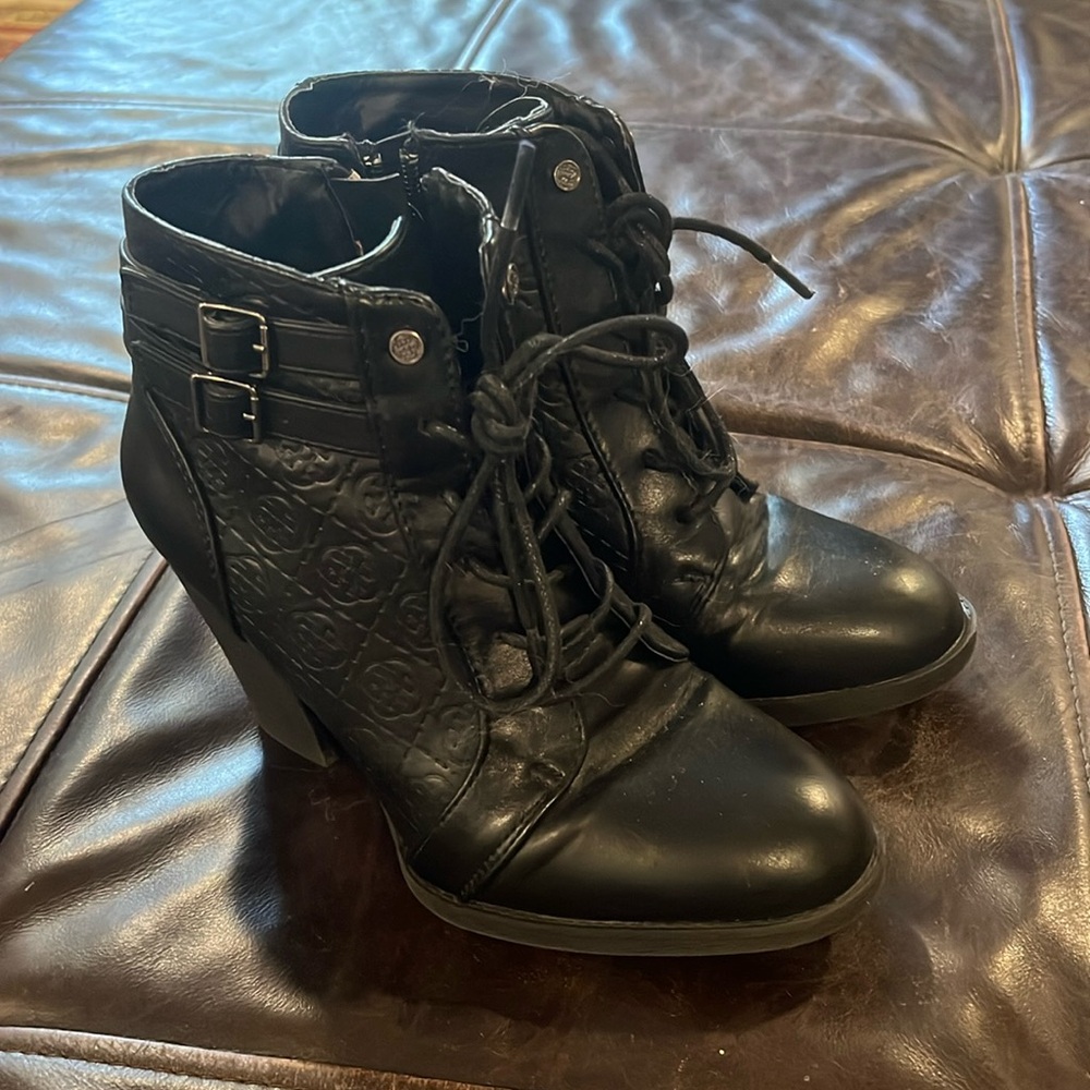 Daisy Fuentes black boots